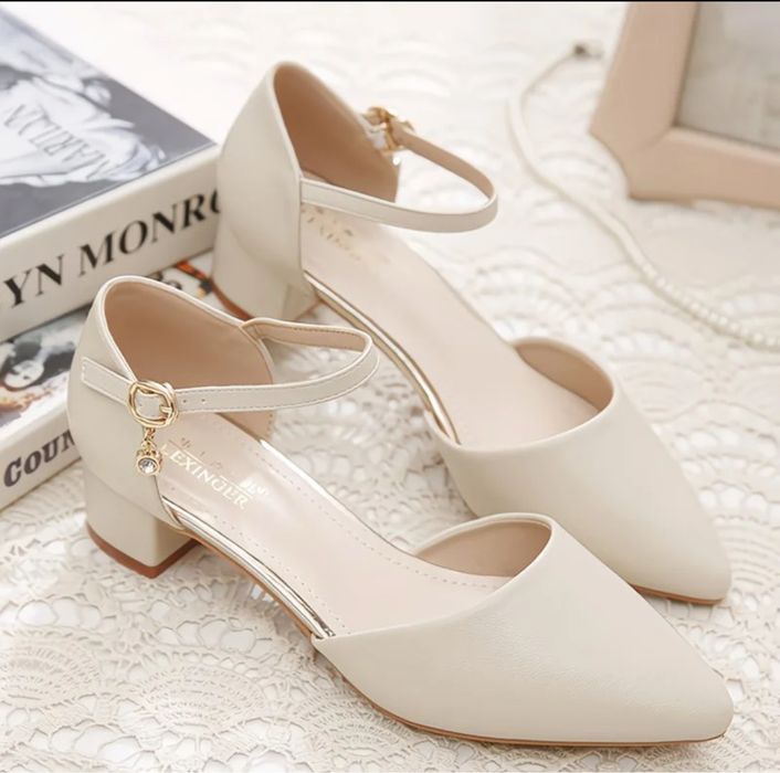 Бесплатно одежда.