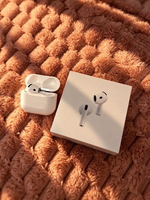 AirPods 4, cască dreaptă + carcasă