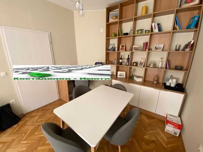 Дава се под наем Двустаен апартамент в Пловдив, Център - 65 кв.м за 459 € - Снимка #2