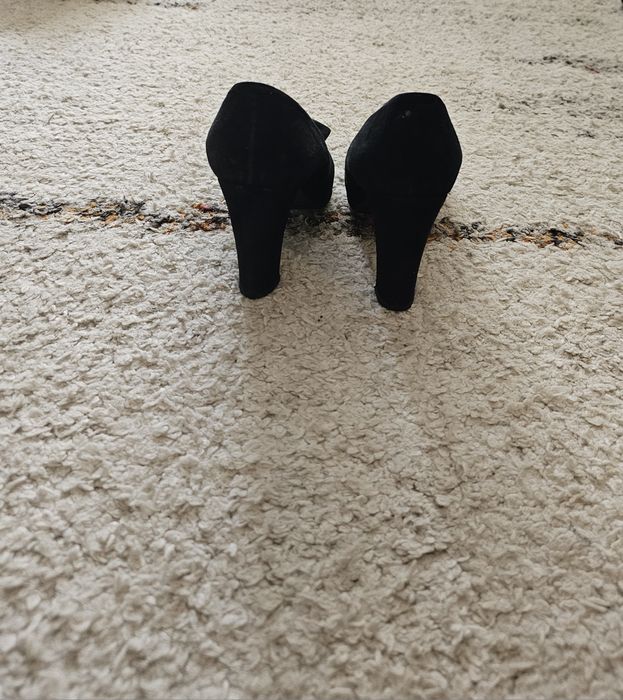 Pantofi negri din piele intoarsa cu toc eleganți