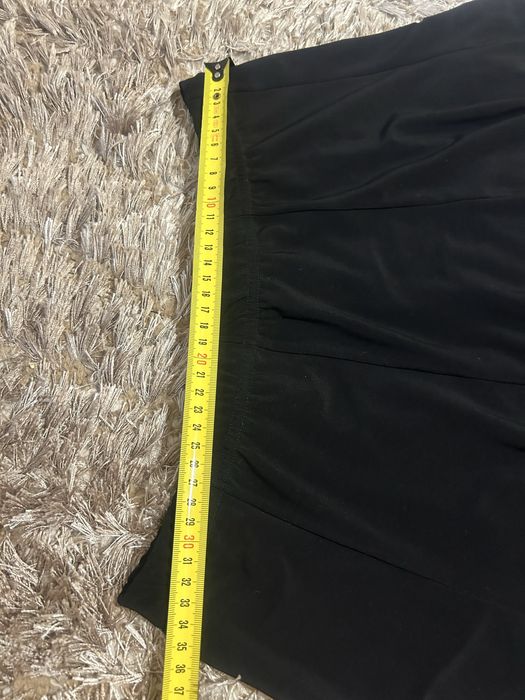 Черна пола с ластик