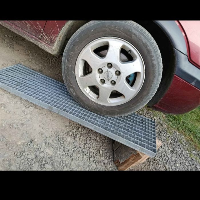 Trepte și grătare metalice zincate la dimensiunea dorita de client ofe