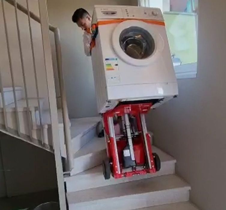 Качване на тежки товари по стълби