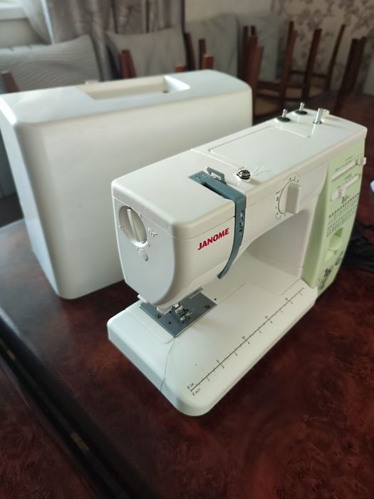 Швейная машина Janome