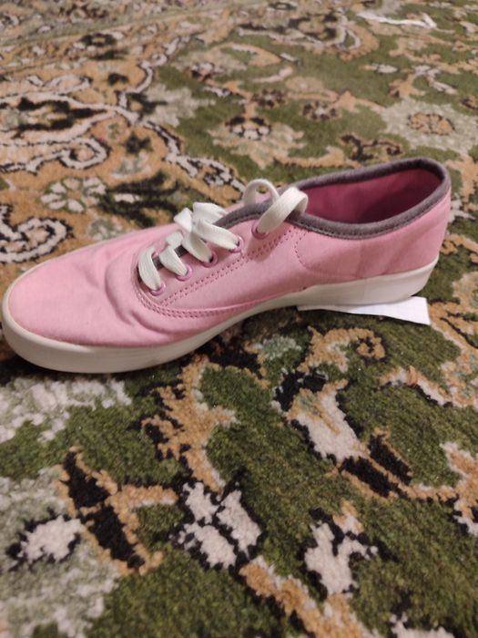 Продаются женские кеды