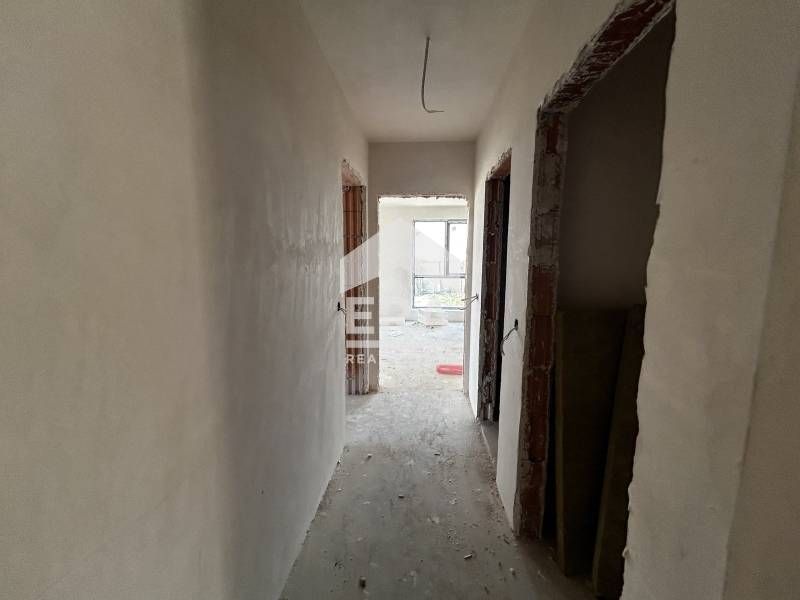 Тристаен, ексклузивен, югоизточен апартамент за продажба, с голяма дне