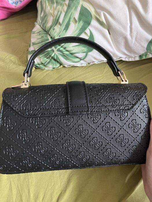 Чистонова чанта на Guess