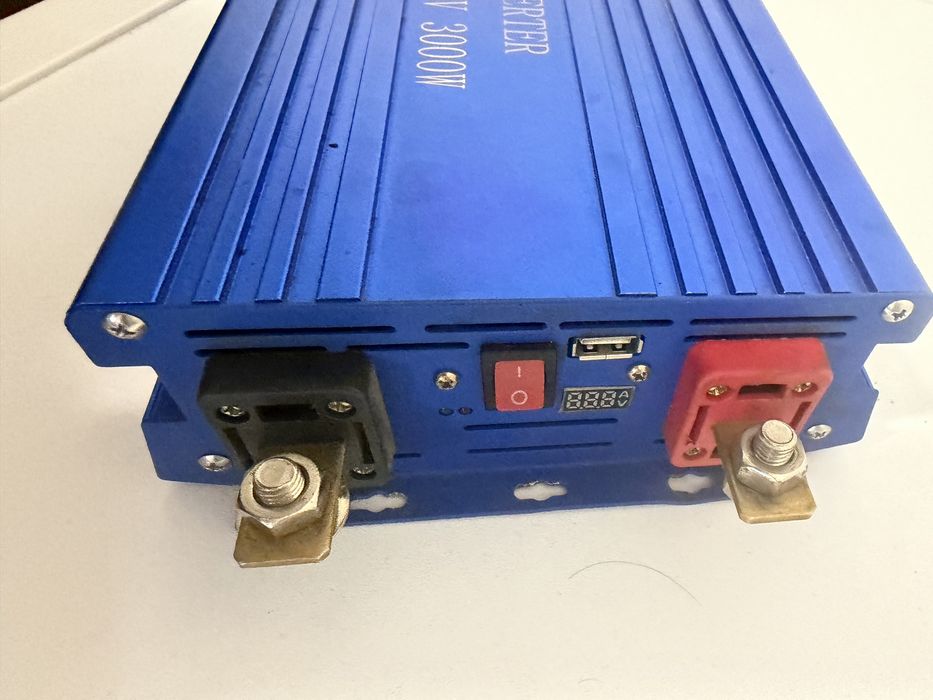 Invertor  12 V  / 220 V