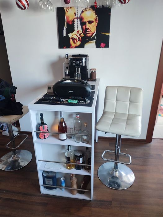 Vănd mobilă de puțin timp cumpărată