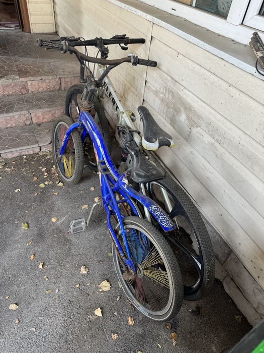 Продается велосипед здесь два велосипед