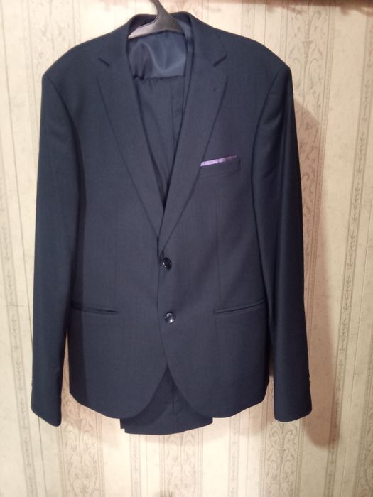 Kostyum shim kamzuli bilan