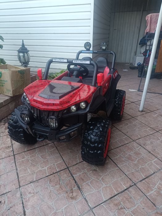 Детская машина  на пульте управления