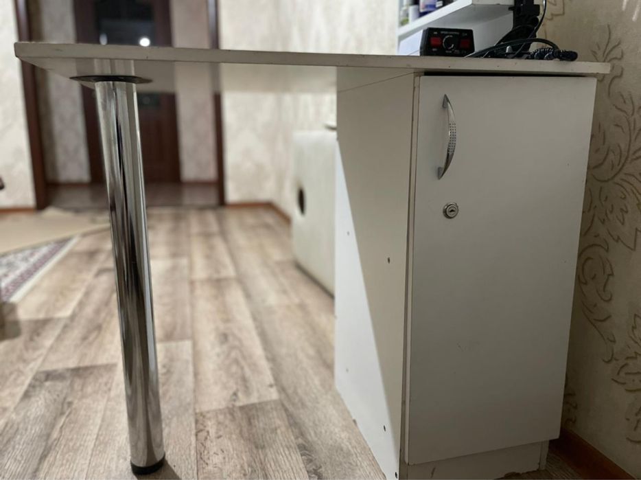 Маникюрный стол