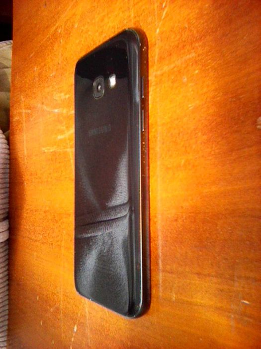 Samsung Galaxy A3 2017 + 64GB карта памет