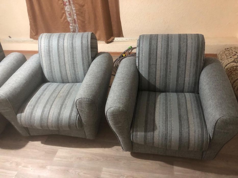 Мягкий мебель с двумя креслами