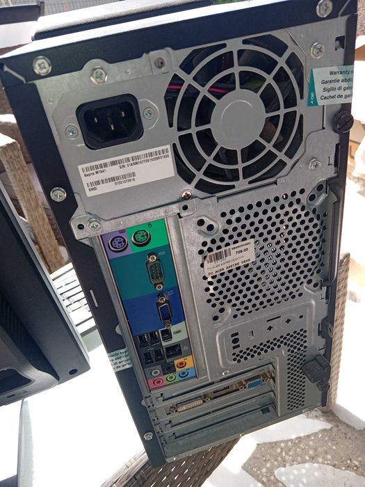 Компютър с монитор и клавиатура