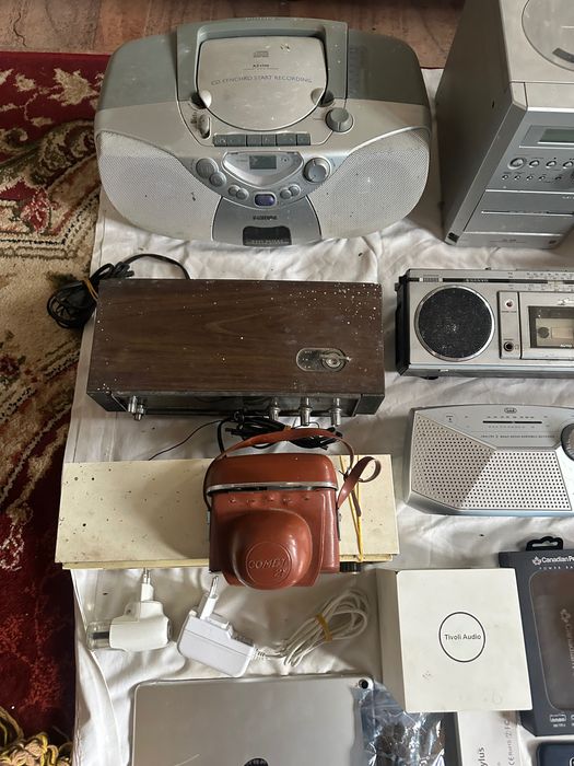 Vând electronice la grămadă.