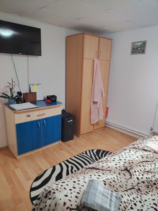 Camera într-o vilă la curte