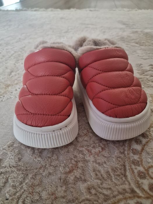 Ugg ghete fetita