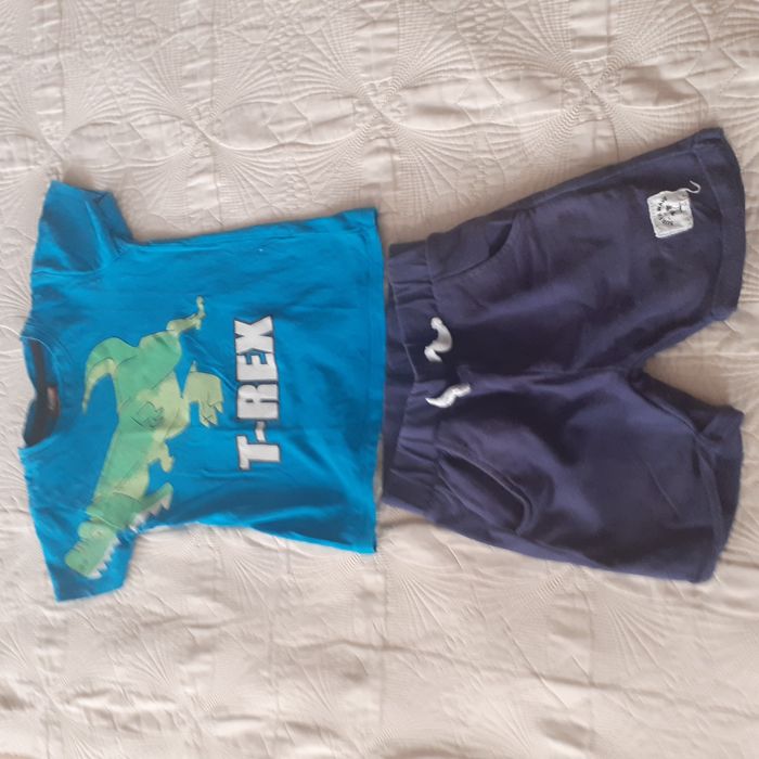 Лот от детски дрехи.