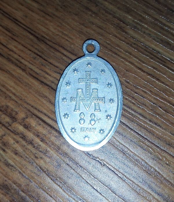 Медальон Девы Марии