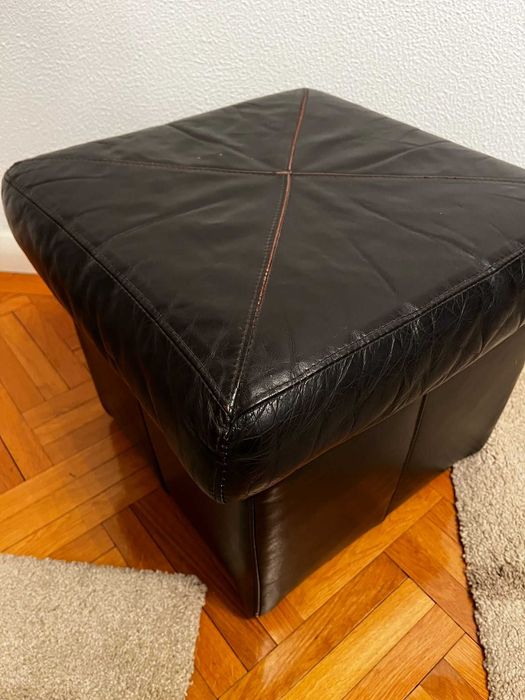 Set Mobilă Piele Neagră - Canapea + Fotoliu + 2 Tabureti