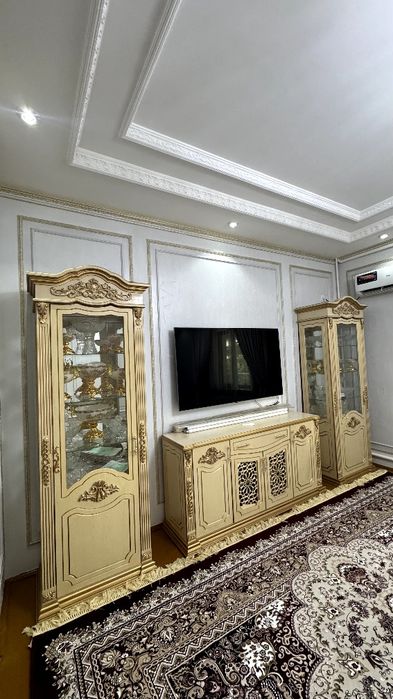 Классический мебельный гарнитур - сервант с витринами
Продаем комплект