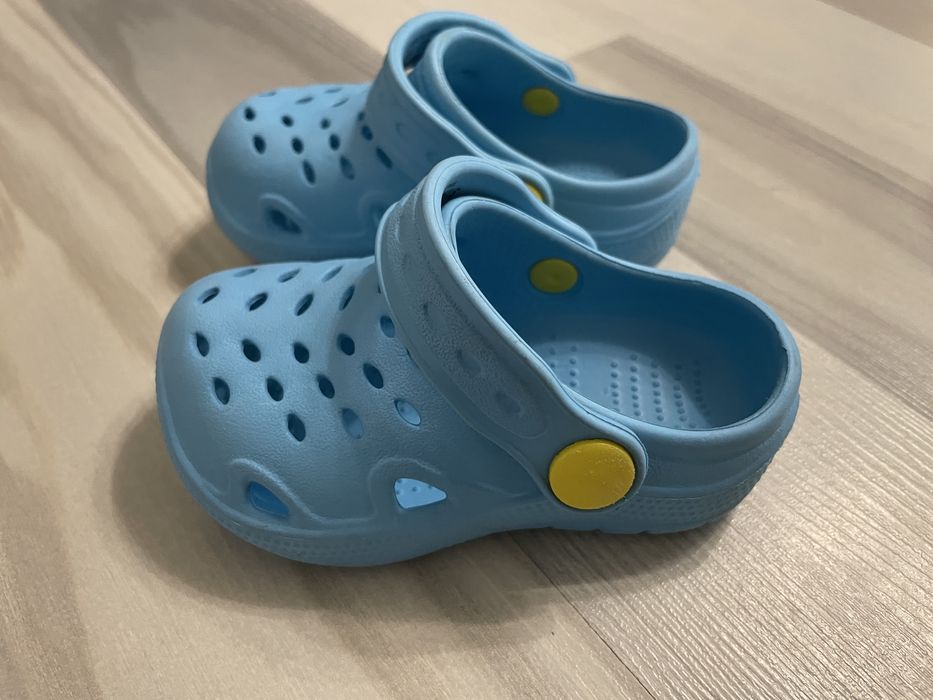 Продаю детскую обувь кроксы