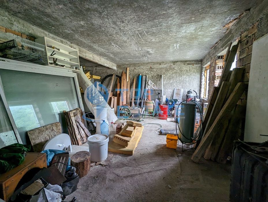 Масивна къща на груб строеж с голям двор и панорама в село Войнежа