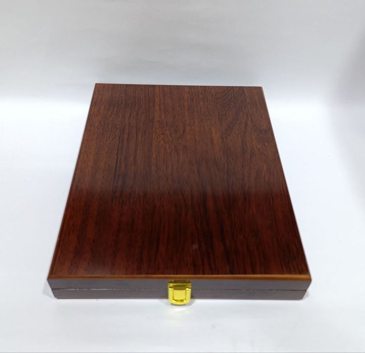 Подарочная плакетка с металлической табличкой