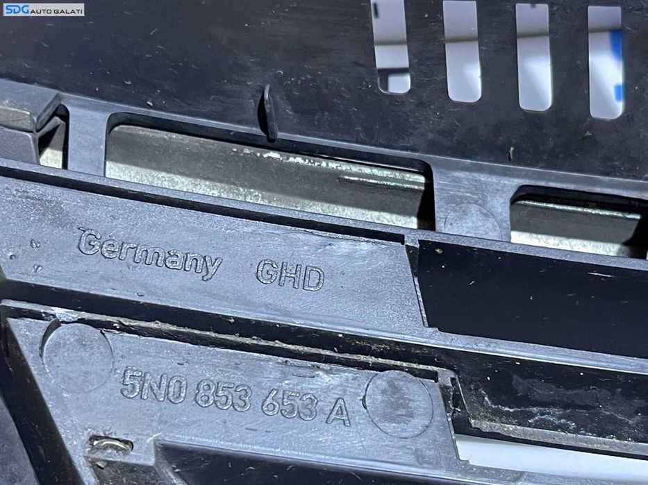 Grila cu Emblema Spoiler Bara Fata cu Rama Zgariata Volkswagen Tiguan 2008 - 2011 Cod 5N0853653A 5N0853651A 1K5853600