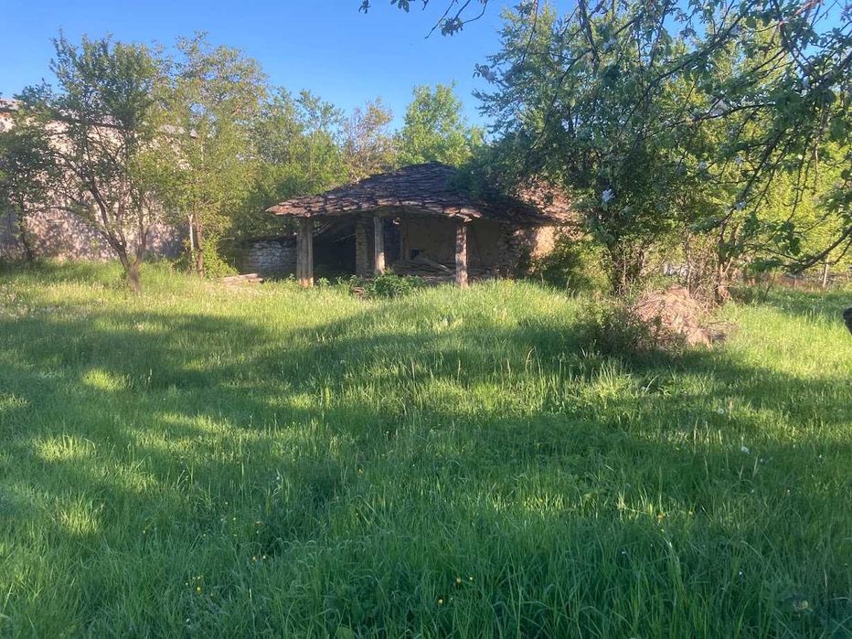 Продавам къща гредоред (80 кв.м) с плевня и 1 декар двор в с. Лесичарка