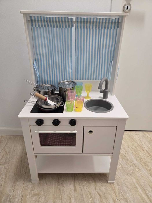 Bucatarie copii IKEA din lemn, cu accesorii