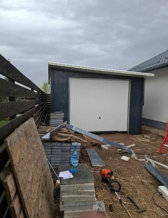 Vând garaje auto din structura metalica si panou sandwich