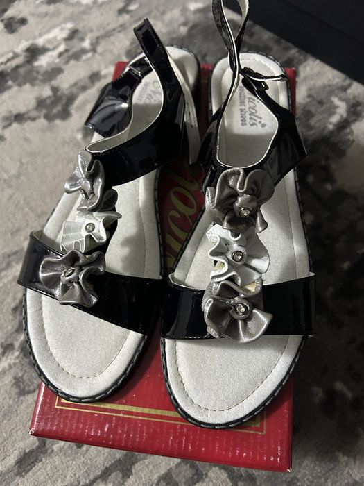 Sandale vara marimea 40 50 lei NOI