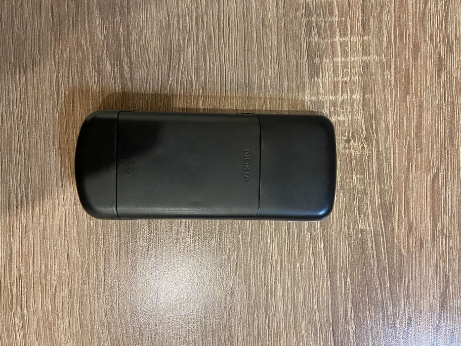 Nokia 8600 luna.