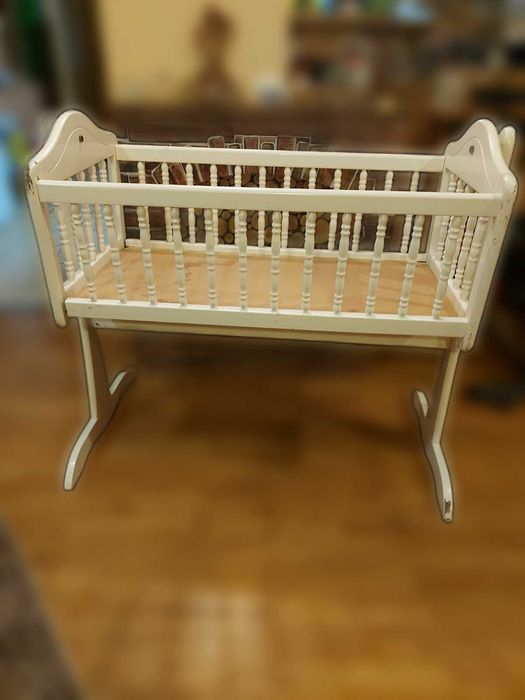 Бебешко легло-люлка дървена