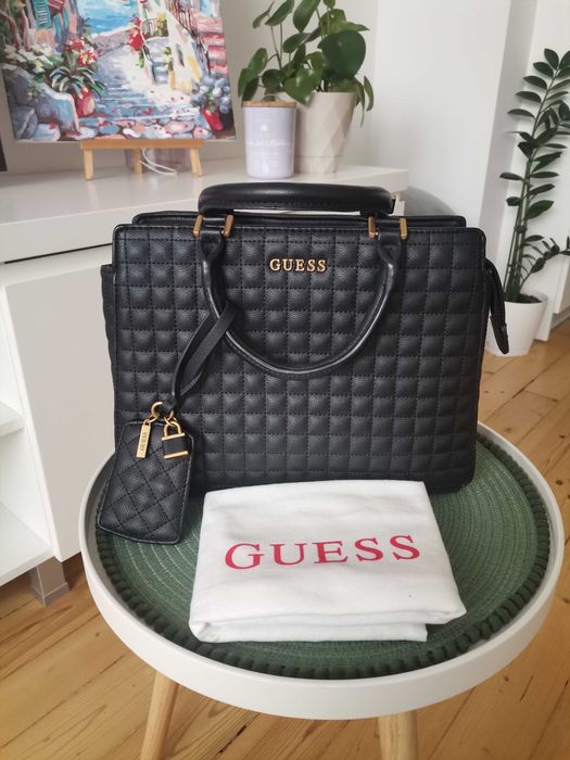 Дамска черна чанта Guess