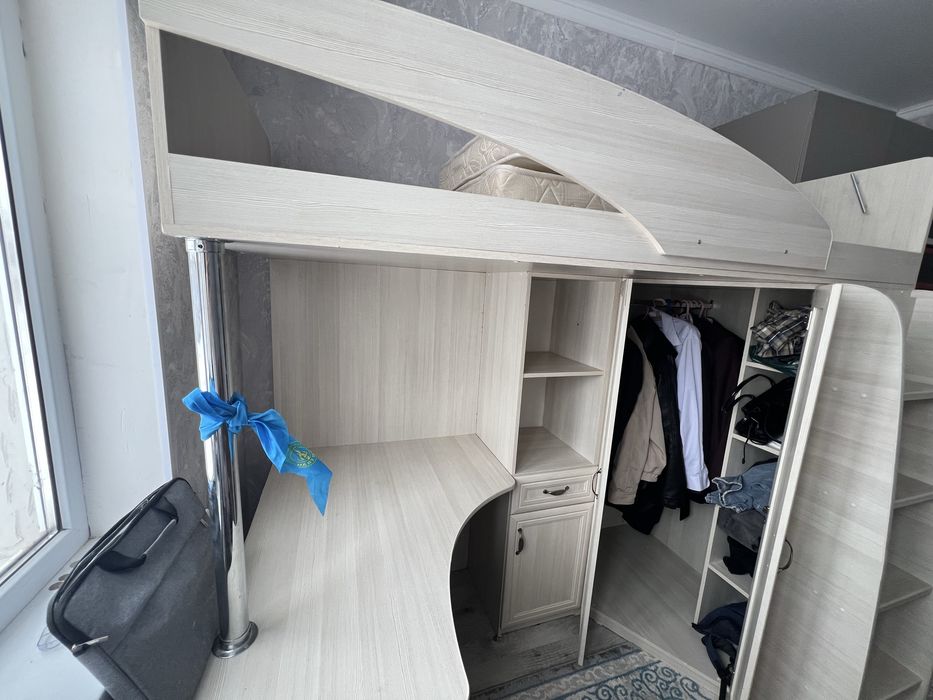 Кравать,шкаф,стол бірге