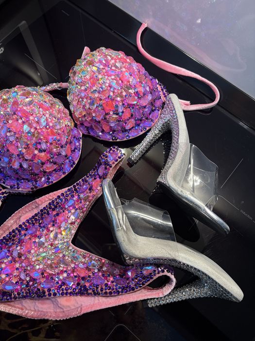 Costum bikini fitness si saboti