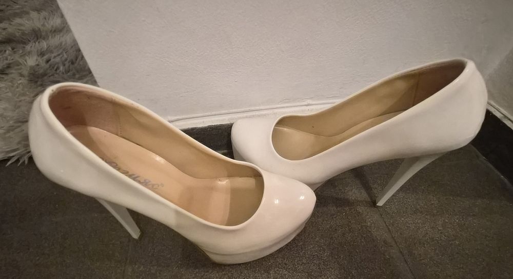 Дамски бели токчета