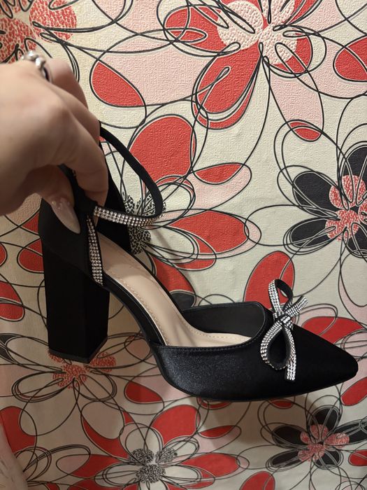 Обувки на ток с панделка