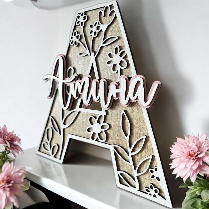 Персонализирана буква с име с нежни цветя