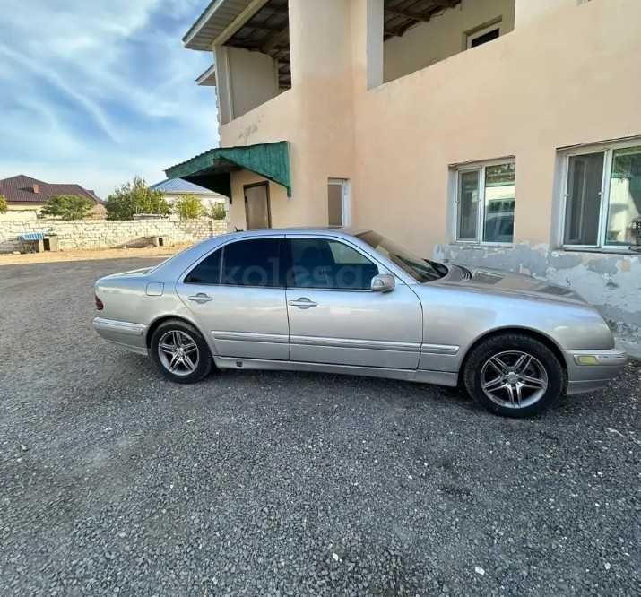Mercedes benz E 320 W 210