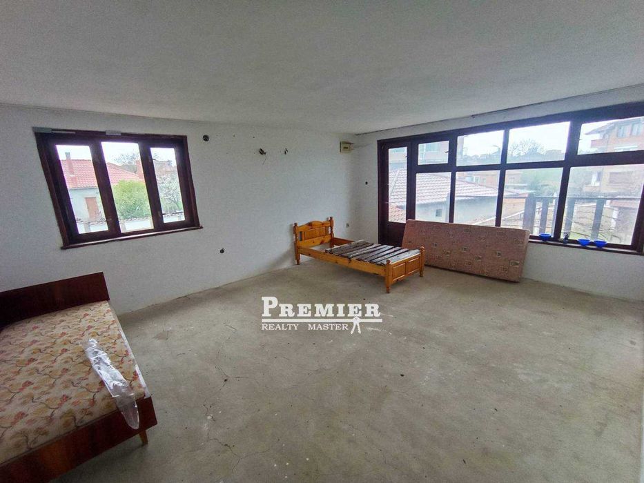 Продаваме триетажна тухлена къща в село Тънково