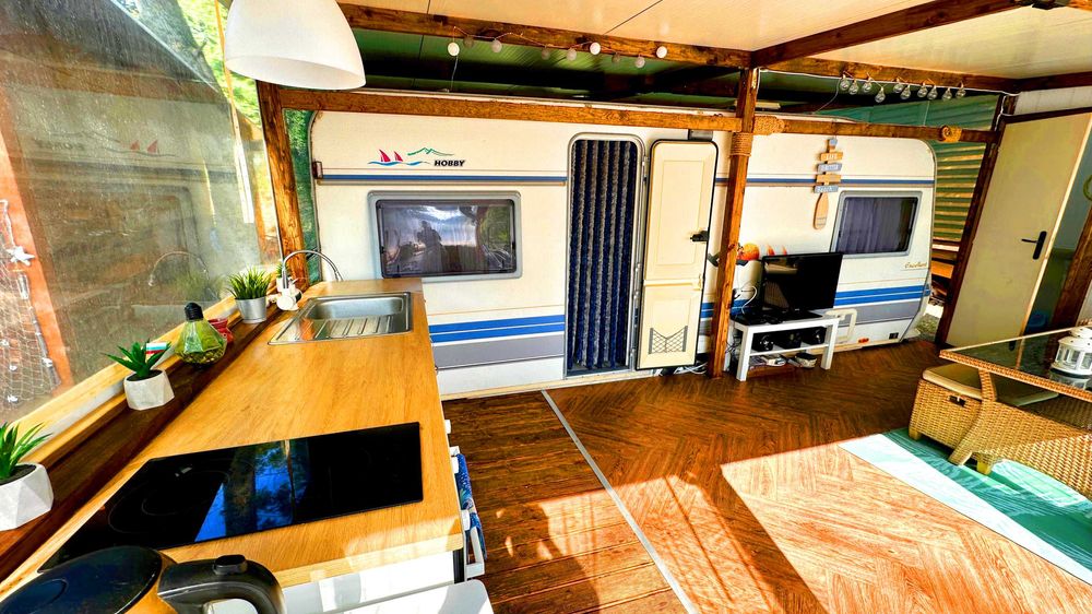 Продава се уютна каравана с веранда в къмпинг Атлиман край Китен