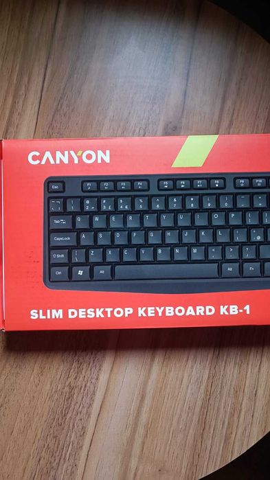 Продавам компютър Fujitsu CELSIUS W550 с монитор DELL P2419H