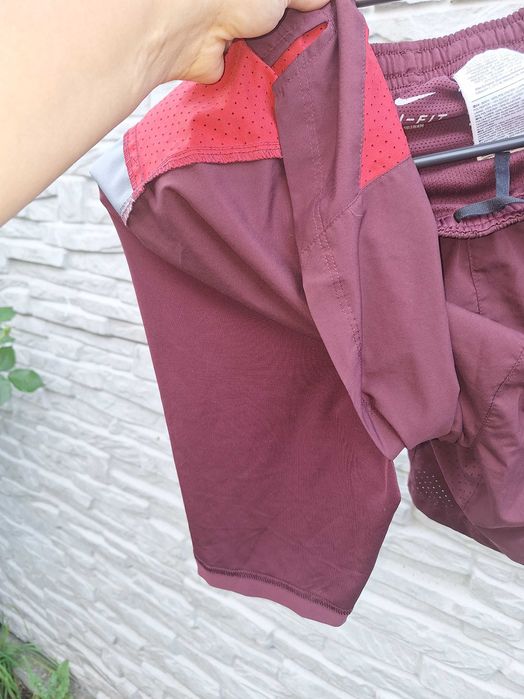 Pantaloni  Nike scurti superbi marime M