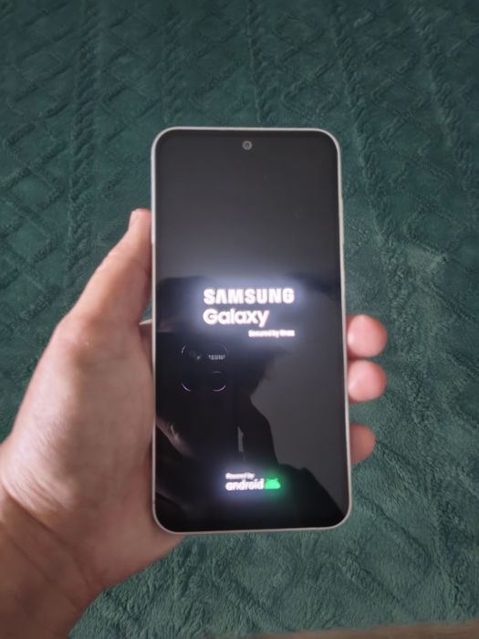 Samsung S23FE alb, 8Gb RAM și 128Gb memorie interna!