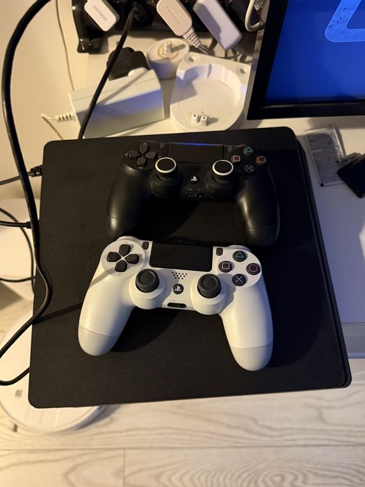 PS4 Slim ,MODAT cu 25 de jocuri incluse +2 controlore